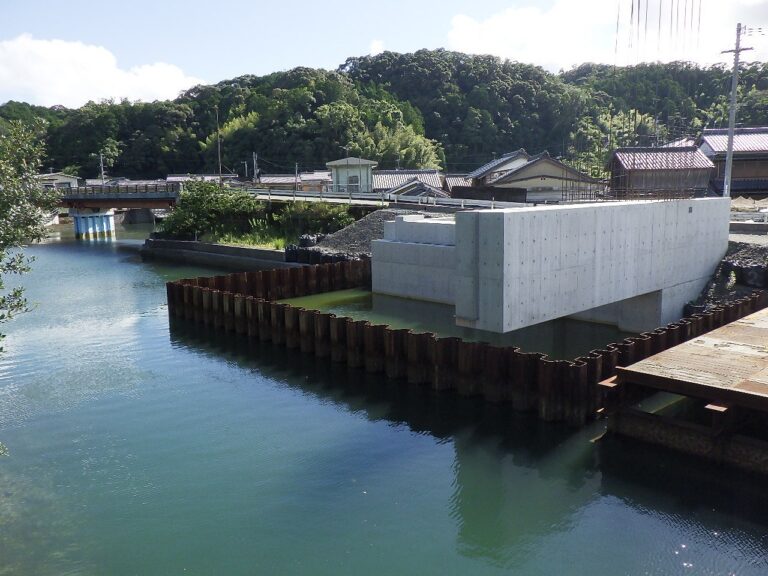 R1波土　浅川港海岸（浅川地区）　海・浅川　水門工